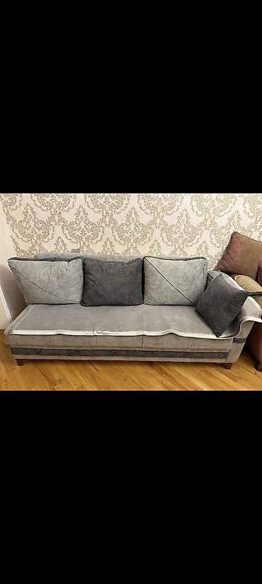 ofis əşyaları: Künc divan – boz rəngli, yumşaq məxməri/parça örtüklü, dekorativ tikiş — 1