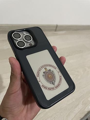 iphone cr: IPhone 15 Pro, 6.1" - Цвет: тёмный (виден в чёрном бампере/чехле). - — 1