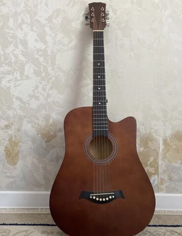 струны для гитары для начинающих: Акустическая гитара с вырезом (cutaway), формат корпуса типа дредноут