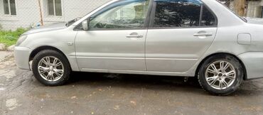 Mitsubishi: Серебристый седан Mitsubishi Lancer с четырехдверным кузовом, идеально — 7