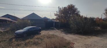 продаю дом в россрочку: Үй, 60 кв. м, 3 бөлмө, Менчик ээси, Эски ремонт