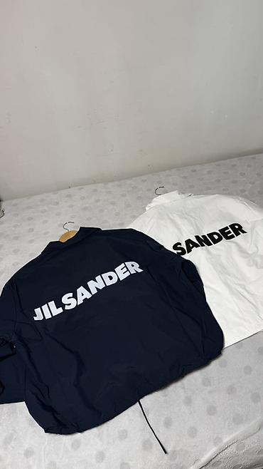 мото брюки: Легкие ветровки JIL SANDER с крупным логотипом на спине. - Модели — 1