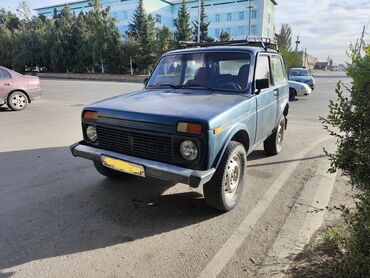 авто пружины: Автомобиль Lada Niva, окрашенный в темно-синий цвет, оборудованный
