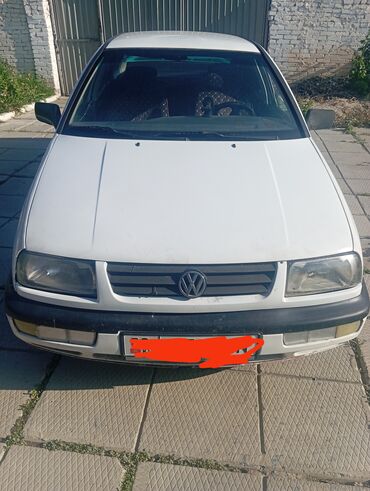 решетка на виндом: Белый седан Volkswagen Vento, оснащенный черной решеткой радиатора с