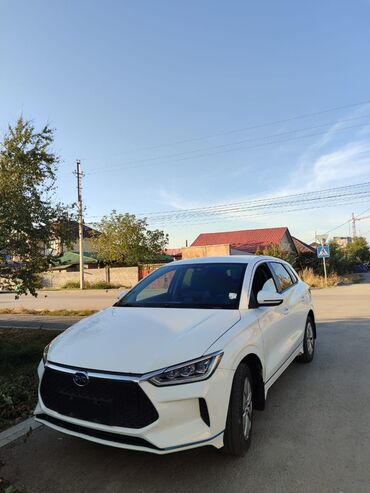 авто замок на машину: Белый хэтчбек BYD E2. Электромобиль с автоматической коробкой передач
