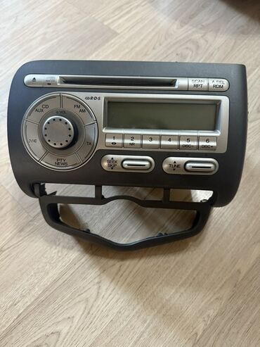 магнитола камри 40: Автомобильная магнитола с CD-плеером и функциями AUX/FM/AM. Оснащена