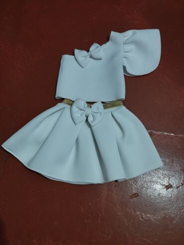 ev fasad uzlukleri: Ağ rəngli iki hissəli qız uşağı dəsti: - Üst: asimmetrik dizaynlı top