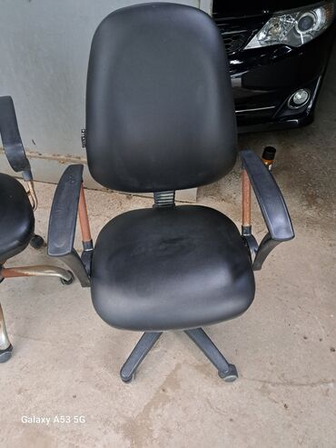 Офисные, игровые кресла: Б/у, С колесиками, Рукояти регулируются, Кожа