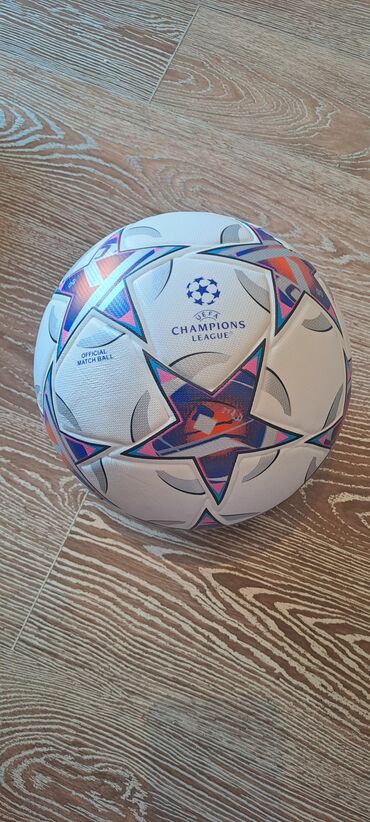 Перчатки: UEFA Çempionlar Liqası loqosu və "Official Match Ball" yazısı olan ağ