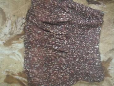 moda piu: Ženska mini suknja sa dezenom u braon-ružičastim tonovima. - Model — 2