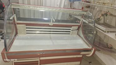 Автосервисное оборудование: Vitrin tipli soyuducu piştaxta - Ön hissəsi tam şüşəli, əyri vitrin