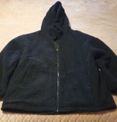 yun jaket modelleri: Qara rəngli ikiüzlü qış gödəkçəsi - Reversibl dizayn: bir üzü yumşaq