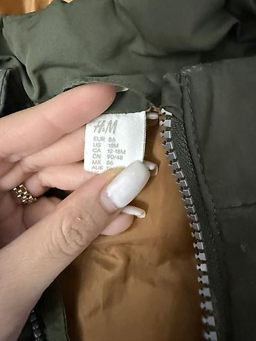 Üst geyimləri: H&M uşaq qolsuz şişmə jilet - Ölçü: EUR 86 / US 18M (12–18 ay — 2