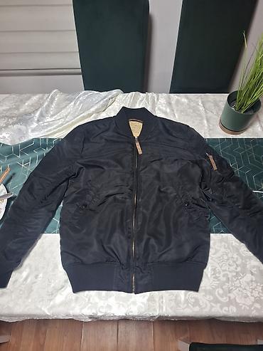 Crna bomber jakna, klasičnog kroja. - Materijal: glatka, lagano