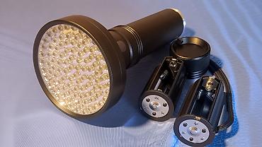 Rasveta: Nova UV lampa sa 100 svećica. Koristi šest AA baterije. Napravljena je — 13
