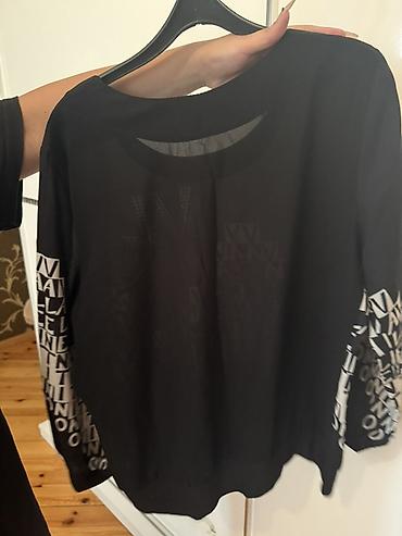 valentino: Qara qadın bluzu – uzunqol, dairəvi yaxalı model. Ön hissədə iri “VL” — 3