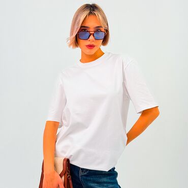 Белая базовая женская футболка из хлопка — удлинённая, универсальная и