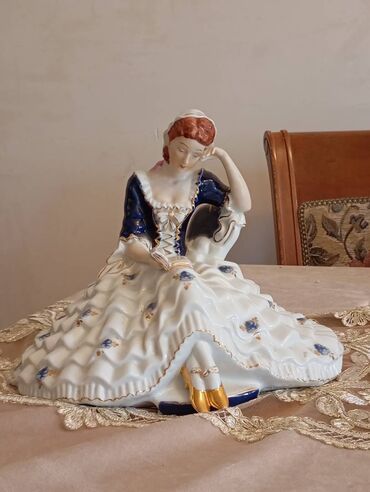 Digər dəstlər və servizlər: Bu fotoşəkildə təsvir olunan fiqur Royal Dux Bohemia istehsalı olan