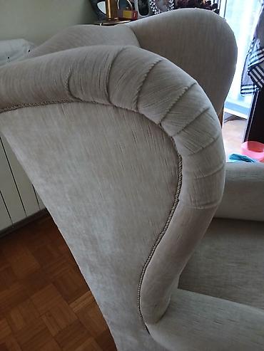 forma ideale akcija fotelje na razvlacenje: Klasična “wingback” fotelja – bež somotska/velur skoro presvucena — 6