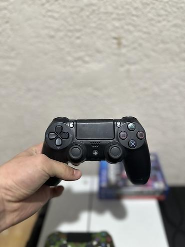 fold 3: Sony ps 4 + 3 игры + два джойстика. Почти новое, на гарантии. Два — 3