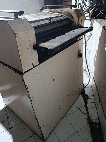 Ostali kuhinjski aparati: Industrijska valjak mašina za testo / laminator - Teška, stabilna — 2