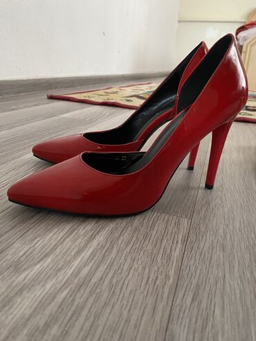 Женская обувь: Туфли 38.5, цвет - Красный