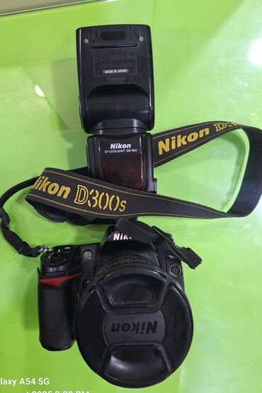 Fotokameralar: Nikon D300S DSLR fotoaparat, Nikon Speedlight SB-900 flaş ilə təqdim