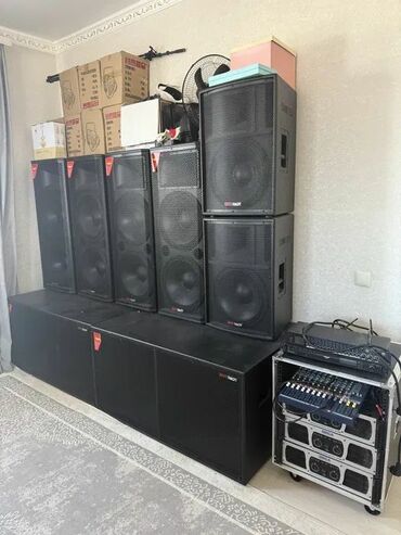 DJ-lər: Kalonka🔈, mikrofon🎤, DJ🕴🏼, fotoqraf📷, isiqlar🪩, tustu aparati