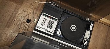 Виниловые пластинки: Два советских проигрывателя винила (компактные электрофоны со — 2