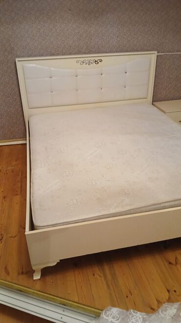 кровать двуспальная: İşlənmiş, İkinəfərlik çarpayı, Matras ilə