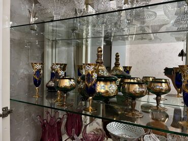 Nahar dəstləri və servizlər: Şüşə vitrində nümayiş olunan bu nəfis şüşə qablar dəsti hər hansı bir