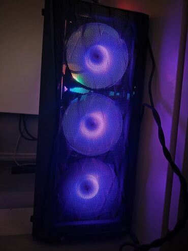 Masaüstü kompüterlər və iş stansiyaları: Dəstə daxildir: kompüter, Lenovo monitor, bahalı oyun siçanı — 1