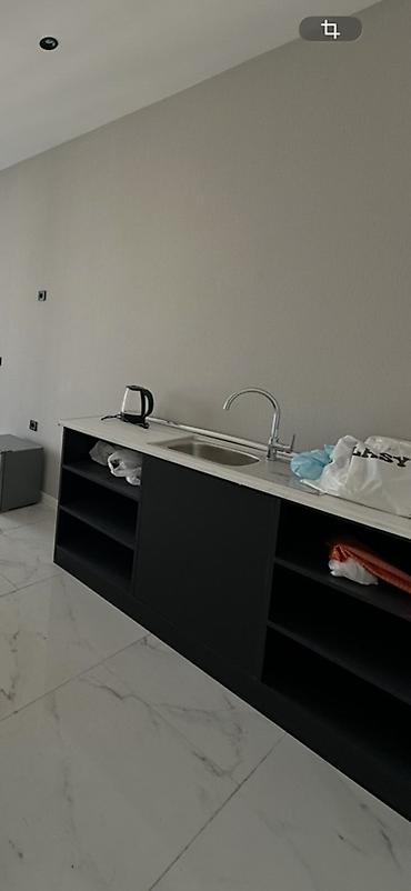 kuxna skaflari: Müasir üslubda hazırlanmış yataq otağı və mini mətbəx mebeli — 2