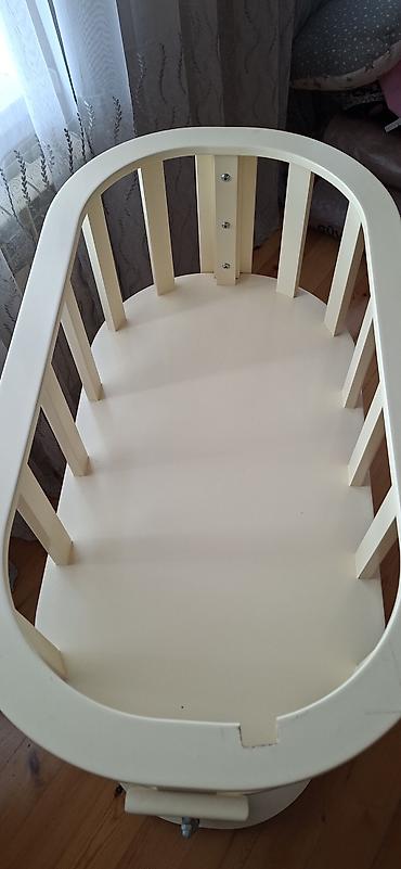 köhnə mebeller: Beşik tipli körpə çarpayısı – oval formalı, açıq krem rəngində taxta — 3