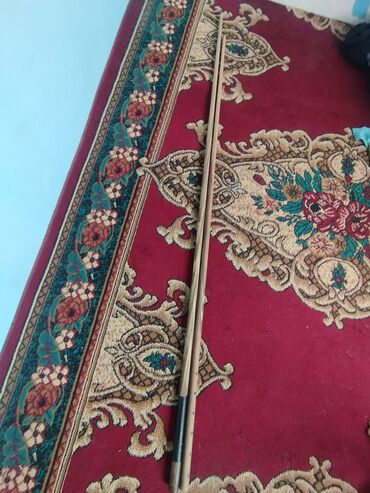 настольные теннисные ракетки: Набор киев для бильярда, выполненных из светлого дерева. В комплекте