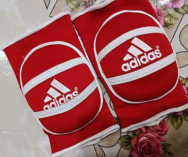 Наколенники Adidas, красные с белыми вставками и логотипом. - Тип