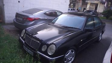 mercedes e class: Qara rəngli sedan avtomobil - Kuzov: 4 qapılı sedan, qara rəng - — 4