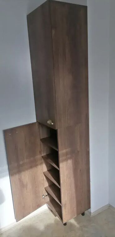 Ormari: Cipelarnik 23 Materijal: Univer debljine 18 mm u belom dekoru. Tamni — 6