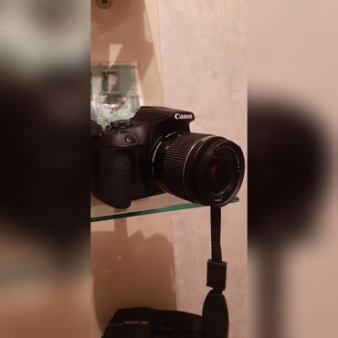 Fotokameralar: Canon 2000d üstünde yadaş kartı sumkası adapteri bataryası 3 4 dəfə