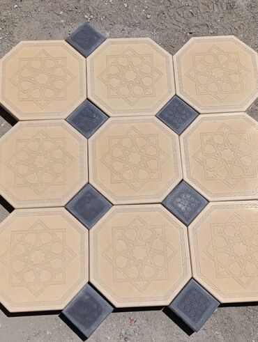Тротуарная плитка: Комплект тротуарной плитки, состоящий из восьмиугольных и квадратных — 13
