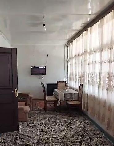 makyaj mebeli: Müşfiq məktəbinə yaxın, 15 sot ərazidə yerləşən geniş ev satılır. Evdə — 3