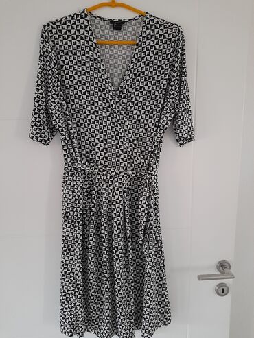 mona nova kolekcija haljine: Lindex L (EU 40), bоја - Crna, Kratkih rukava
