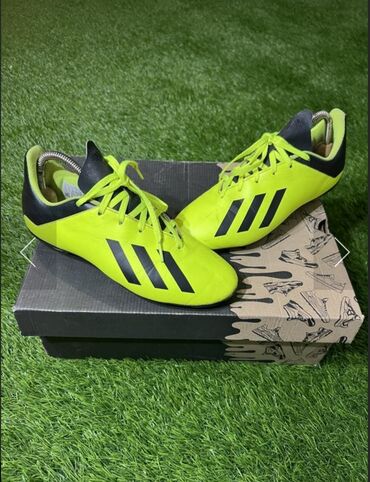 волейболные кроссовки: Футбольные сороконожки adidas (turf) ярко‑салатового цвета с черными
