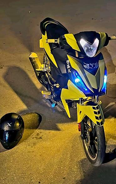 scooter freestyle: Sport üslublu moped - Rəng: Sarı-qara kombinasiyası, aqressiv sport — 1