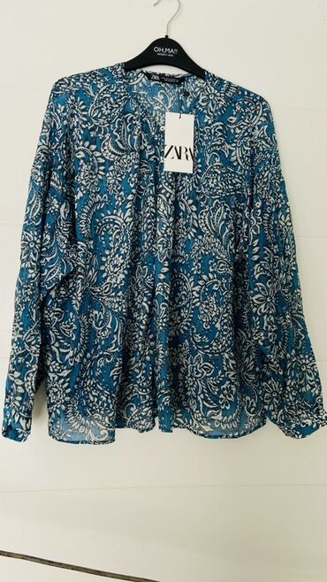 ZARA markalı, mavi rəngli, ağ paisley naxışlı qadın bluzu. Uzun qollu