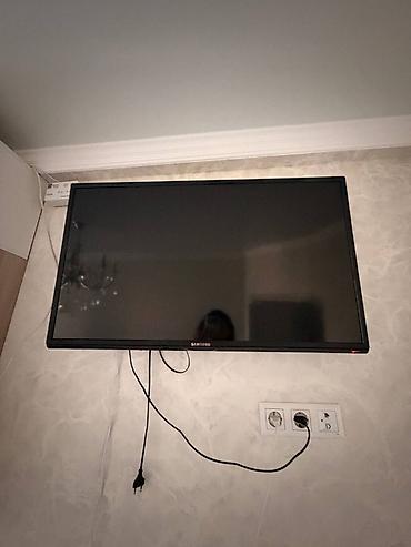 Телевизор Samsung, диагональ около 32–40" (широкоформатный экран