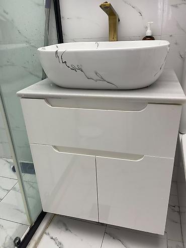 asma tavanlar hamam: Ağ rəngli vanna otağı mebeli və üst qoyma əl-üz yuyanı - Minimalist — 1