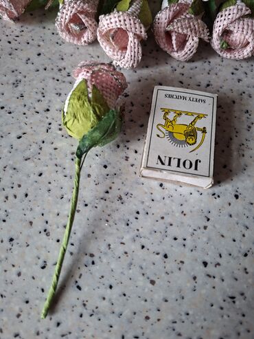 Süni güllər: Dekorativ mini çiçək dəstəsi – toxuma fakturalı qızılı simli parıltılı — 10