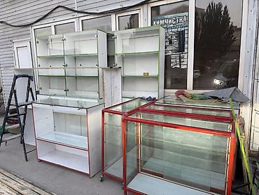 Торговые стеклянные витрины и шкафы для магазина. В наличии на фото