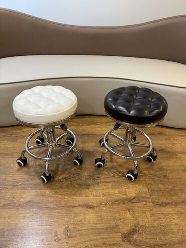 Ofis və oyun kresloları: Təkərli, Qolları tənzimlənir, Süni dəri — 13